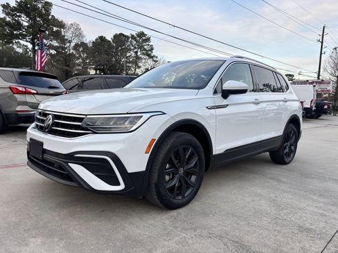 Used 2024 Volkswagen Tiguan SE image 3