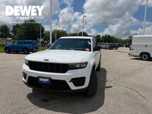 Used 2022 Jeep Grand Cherokee Altitude AWD/4WD image 5