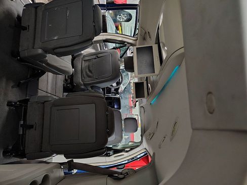 Used 2010 Dodge Grand Caravan SXT w/ Entertainment Group 2 FWD image 6
