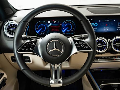 Used 2024 Mercedes-Benz EQB 300 4MATIC image 39