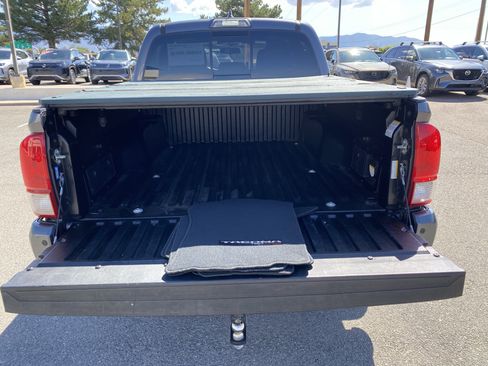 Used 2017 Toyota Tacoma TRD Off-Road w/ Premium & Technology Package AWD/4WD image 16