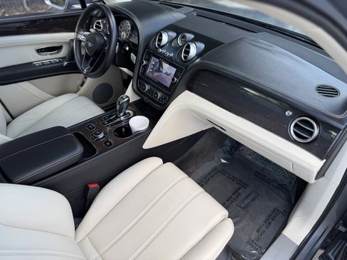 Used 2019 Bentley Bentayga image 33