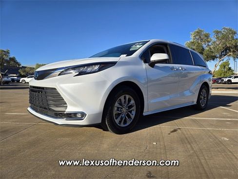 Used 2022 Toyota Sienna XLE image 2