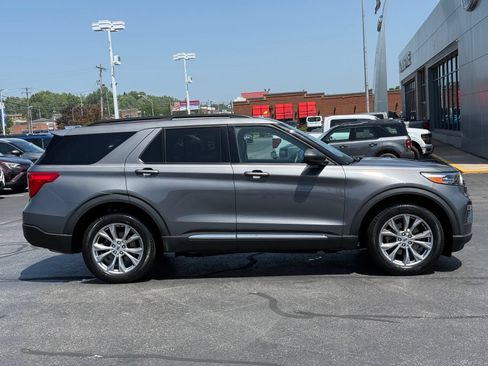 Used 2022 Ford Explorer XLT w/ Equipment Group 202A AWD/4WD image 3