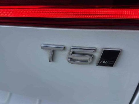 Used 2019 Volvo XC60 T5 Momentum w/ Multimedia Package image 8