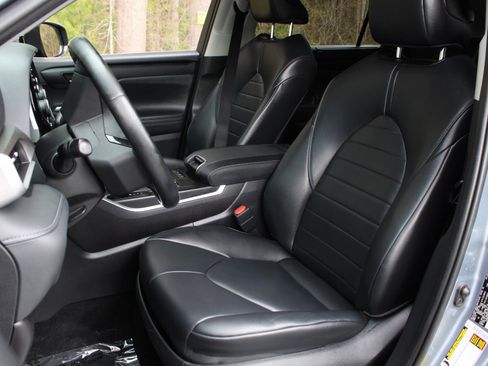 Used 2021 Toyota Highlander XLE AWD/4WD image 17