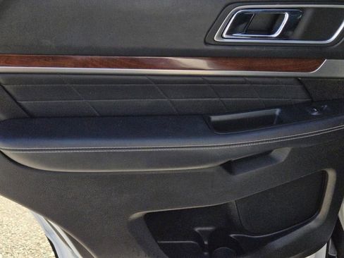 Used 2017 Ford Explorer Platinum image 13