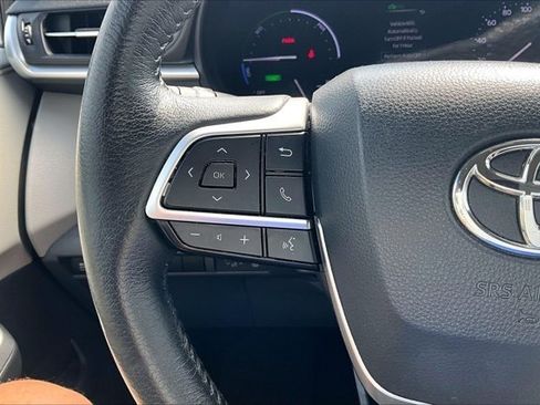 Used 2021 Toyota Sienna XLE FWD image 11
