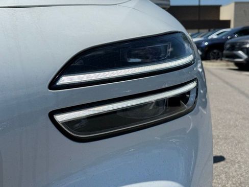 Used 2025 Genesis G70 2.5T image 9