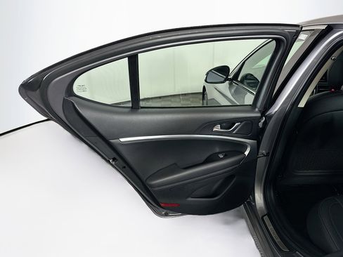 Used 2025 Genesis G70 2.5T image 27