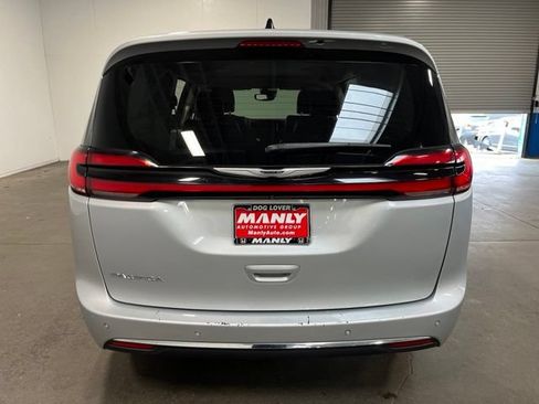 Used 2024 Chrysler Pacifica Touring-L FWD image 4