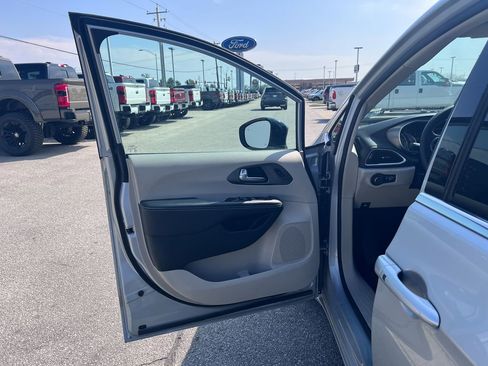 Used 2024 Chrysler Pacifica Touring-L image 11