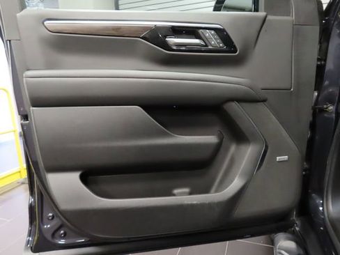 Used 2025 Chevrolet Suburban Z71 w/ Comfort Package AWD/4WD image 10