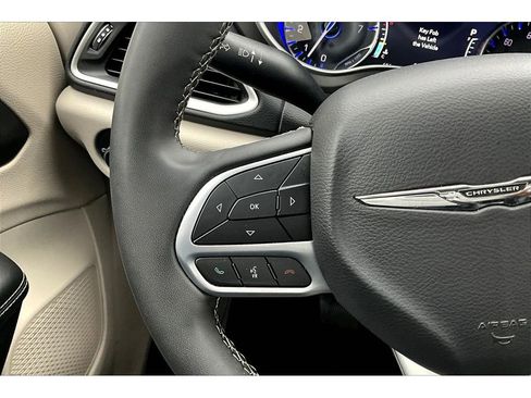 Used 2024 Chrysler Pacifica Touring-L image 25