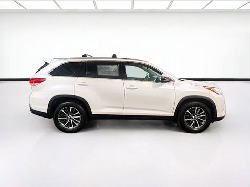 Used 2019 Toyota Highlander XLE FWD image 24