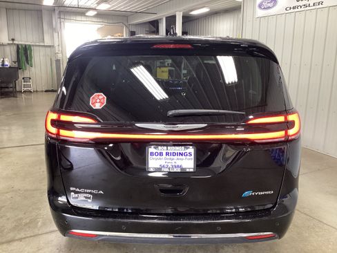 Used 2024 Chrysler Pacifica Limited FWD image 4