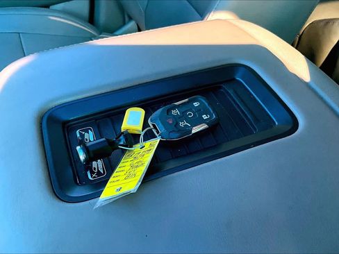 Used 2017 GMC Yukon XL SLT w/ Premium Edition RWD image 15