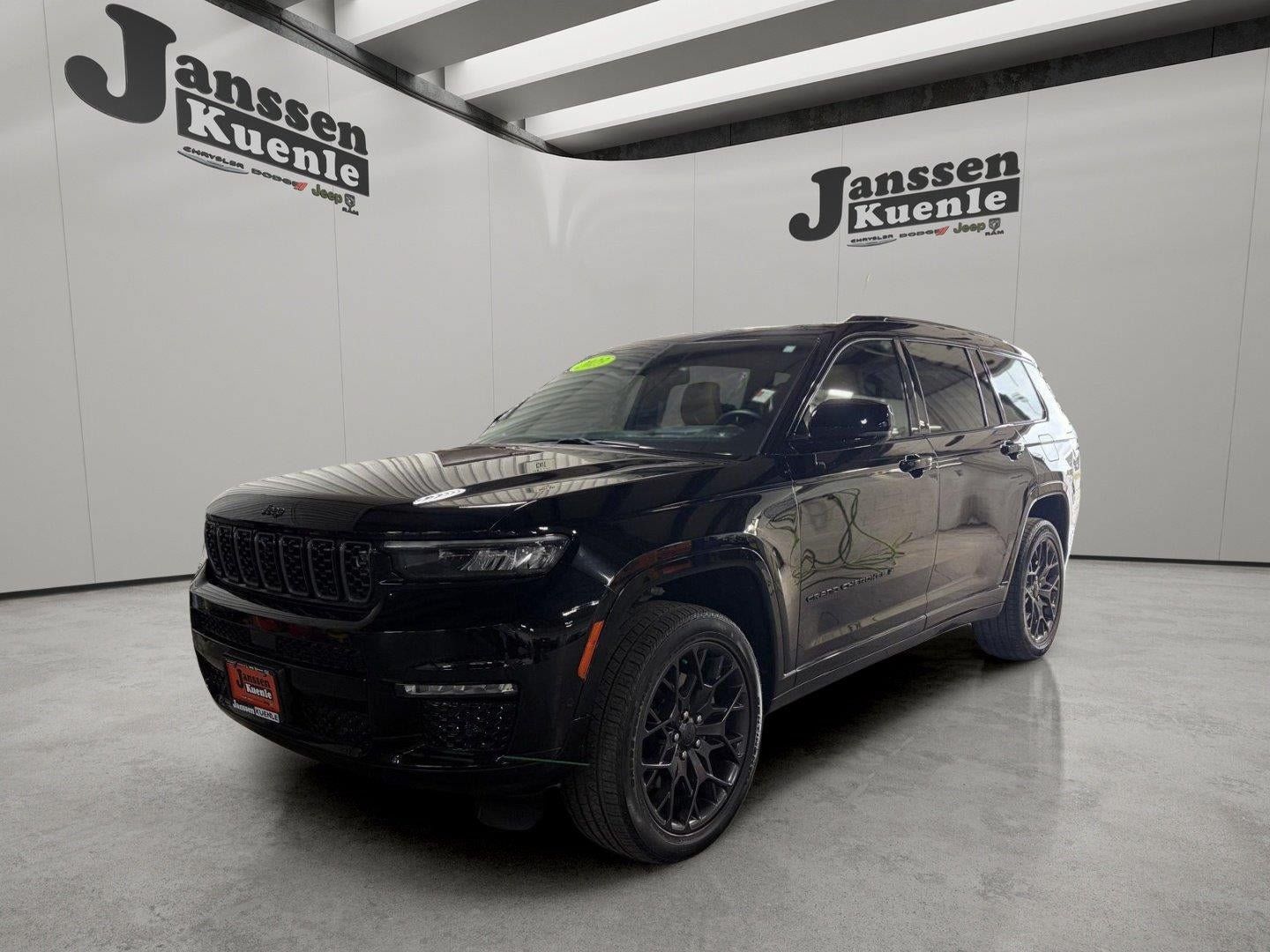 Used 2023 Jeep Grand Cherokee L Summit AWD/4WD image 5