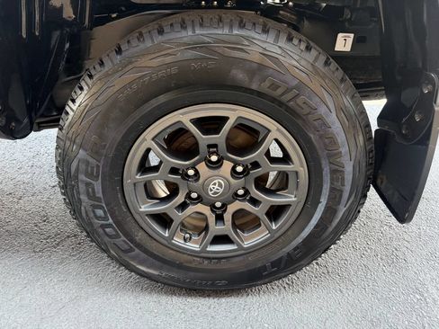 Used 2018 Toyota Tacoma SR5 RWD image 29