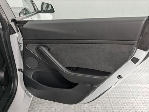 Used 2021 Tesla Model 3 Standard Range Plus image 18
