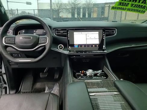 Used 2022 Jeep Wagoneer Series III w/ Premium Group I image 12