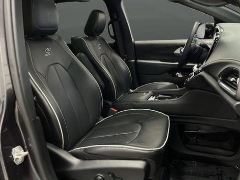 Used 2023 Chrysler Pacifica Limited w/ Uconnect Theater Family Group FWD image 24