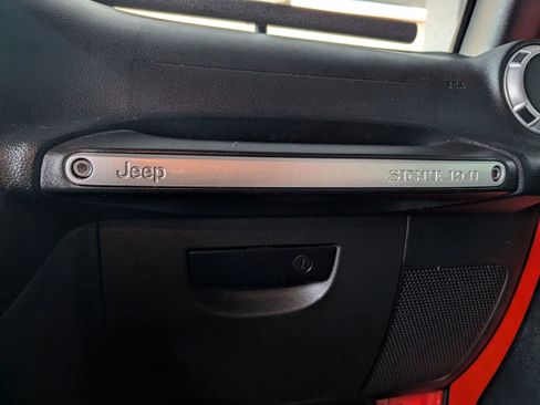 Used 2015 Jeep Wrangler Unlimited Rubicon w/ Connectivity Group image 33