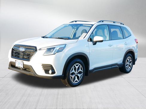 Used 2023 Subaru Forester Premium image 3