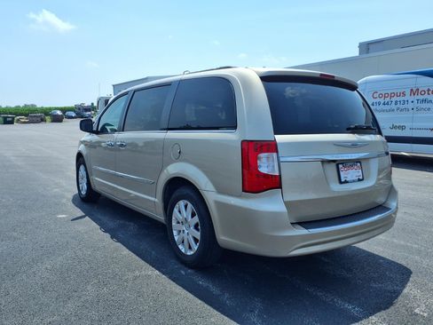 Used 2016 Chrysler Town & Country Touring w/ Driver Convenience Group FWD image 7