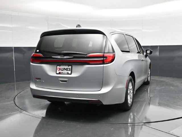 Used 2024 Chrysler Pacifica Touring-L FWD image 3