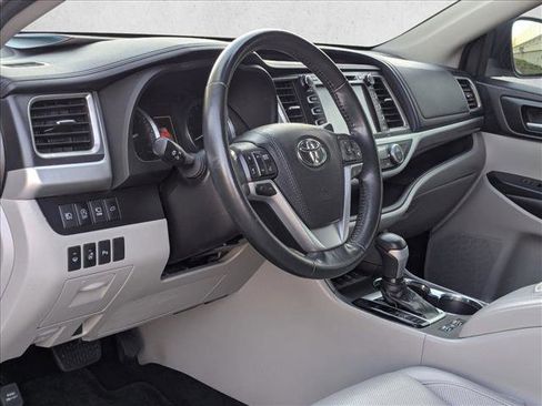 Used 2018 Toyota Highlander Limited Platinum image 10
