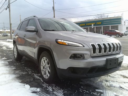 Used 2018 Jeep Cherokee Latitude Plus w/ Cold Weather Group image 7