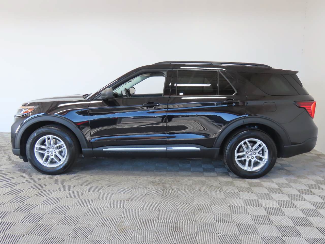 Used 2025 Ford Explorer Active RWD image 5