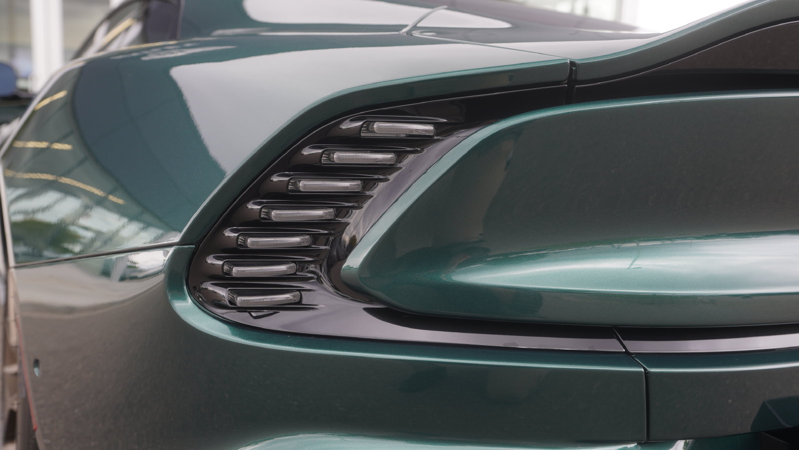 Used 2025 Aston Martin Vanquish RWD image 11