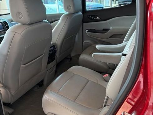 Used 2022 GMC Acadia SLT w/ Preferred Package FWD image 4