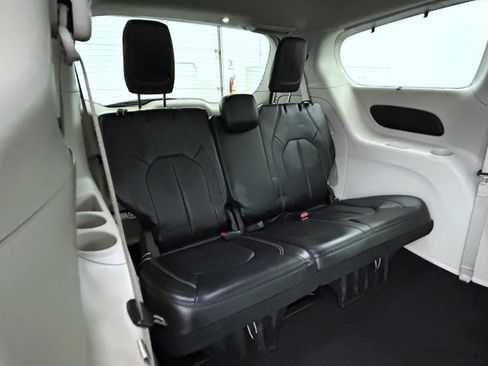 Used 2022 Chrysler Pacifica Touring-L FWD image 17