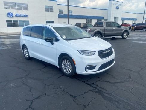 Used 2024 Chrysler Pacifica Touring-L FWD image 8