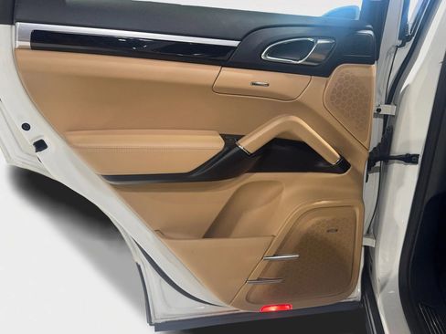 Used 2018 Porsche Cayenne w/ Premium Package image 16