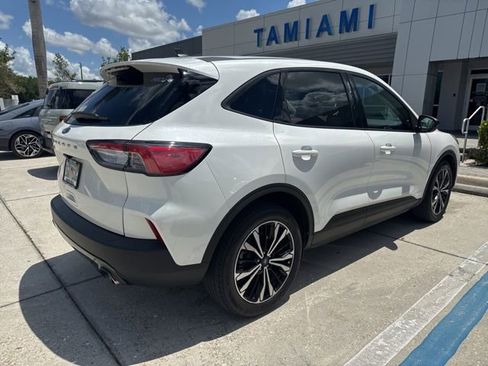 Used 2021 Ford Escape SE w/ SE Sport Appearance Package FWD image 4
