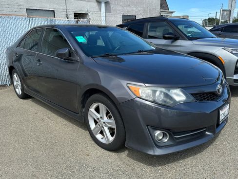 Used 2014 Toyota Camry SE FWD image 3