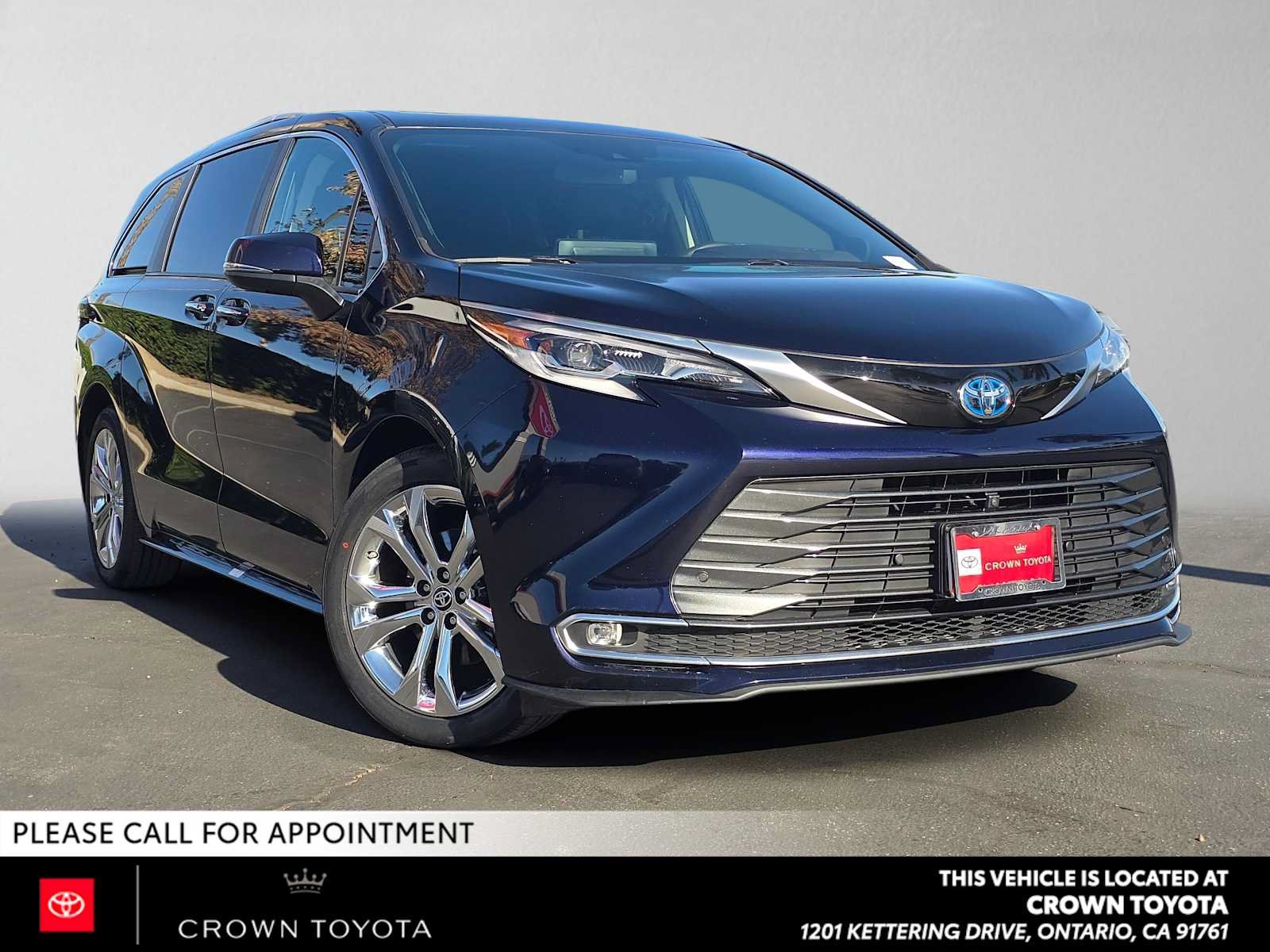 Used 2023 Toyota Sienna Platinum FWD image 1