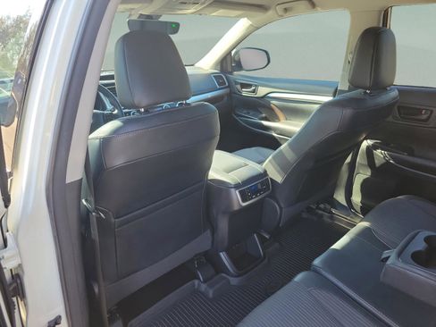 Used 2017 Toyota Highlander LE image 8