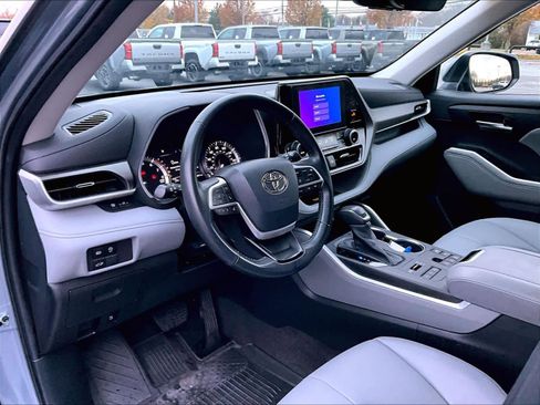 Used 2023 Toyota Highlander XLE image 8