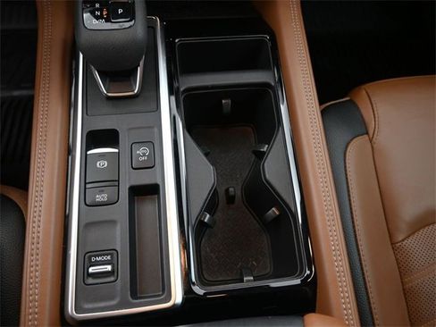 Used 2023 Nissan Pathfinder Platinum image 4