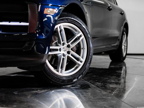 Certified 2020 Porsche Macan image 12