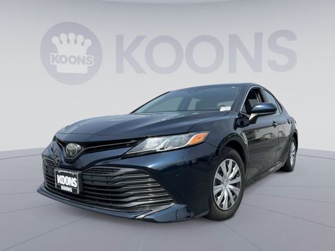 Used 2018 Toyota Camry FWD image 1