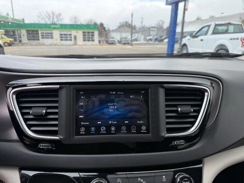 Used 2020 Chrysler Pacifica Touring-L image 18