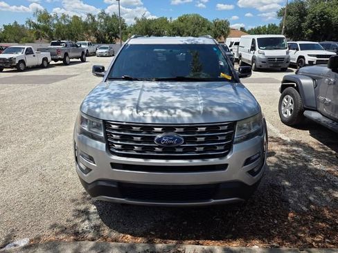 Used 2017 Ford Explorer XLT FWD image 2
