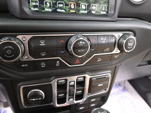 Used 2018 Jeep Wrangler Unlimited Sahara AWD/4WD image 35