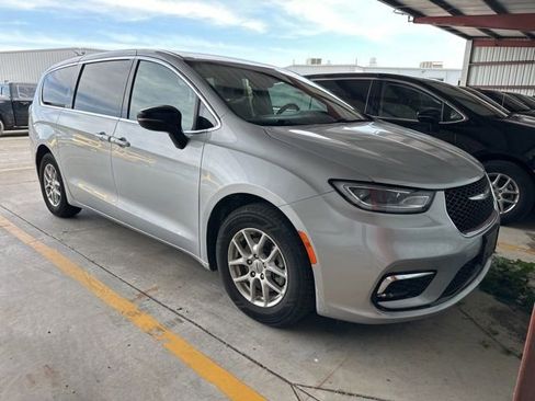 Used 2024 Chrysler Pacifica Touring-L FWD image 1